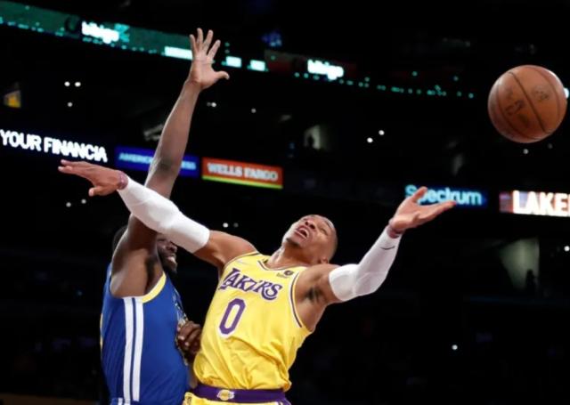 体育娱乐-正负值-23全队倒数第一！韦少糟糕首秀拖累全队